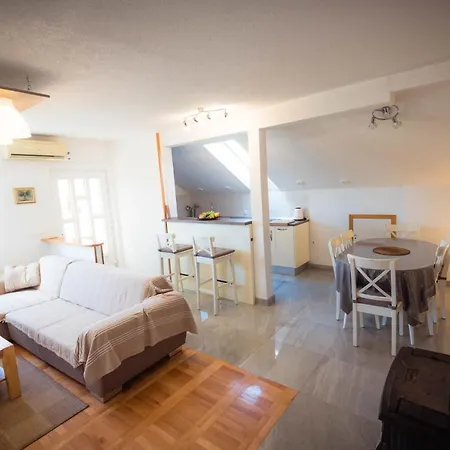 Lama Apartment